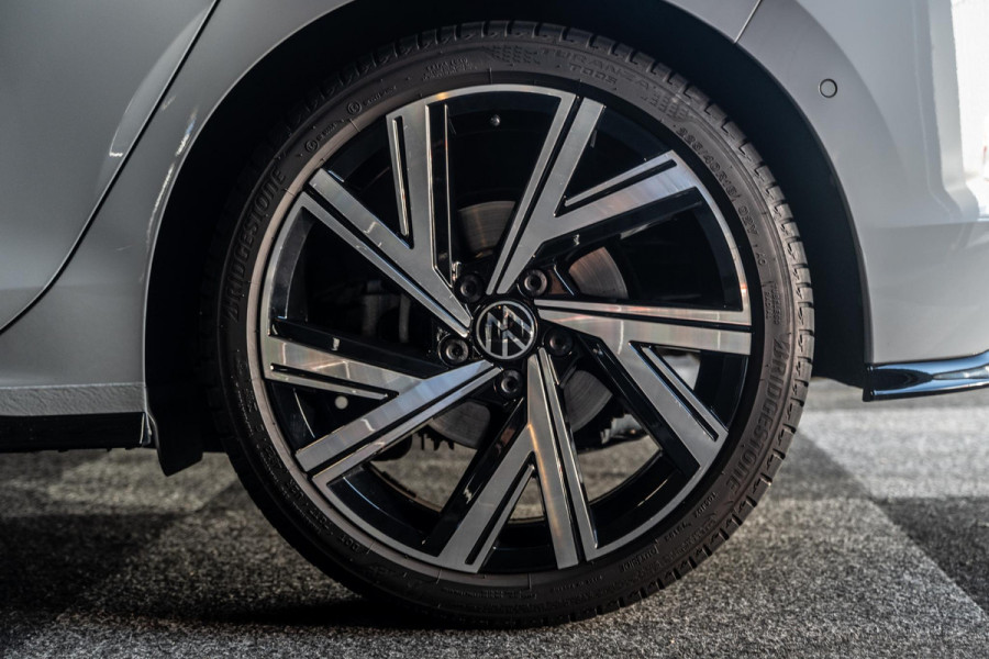 Volkswagen Golf 1.5 eTSI R-Line H&K | Iq Light | Panoramadak |
