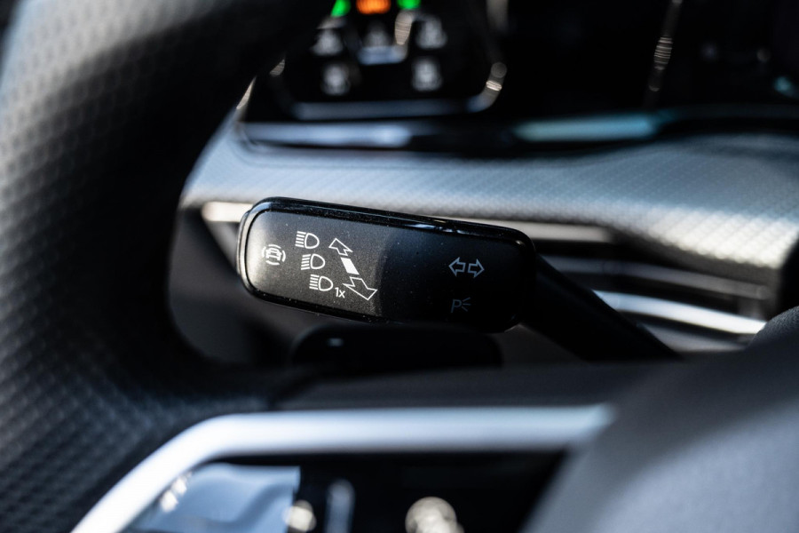 Volkswagen Golf 1.5 eTSI R-Line H&K | Iq Light | Panoramadak |