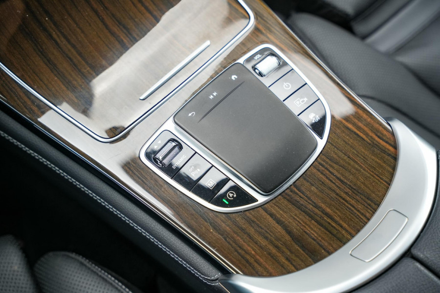 Mercedes-Benz GLC 200 Business Solution AMG Burmester Camera Stoelvent Keyless Trekhaak! Navigatie Cruise Leer Virtual Dash