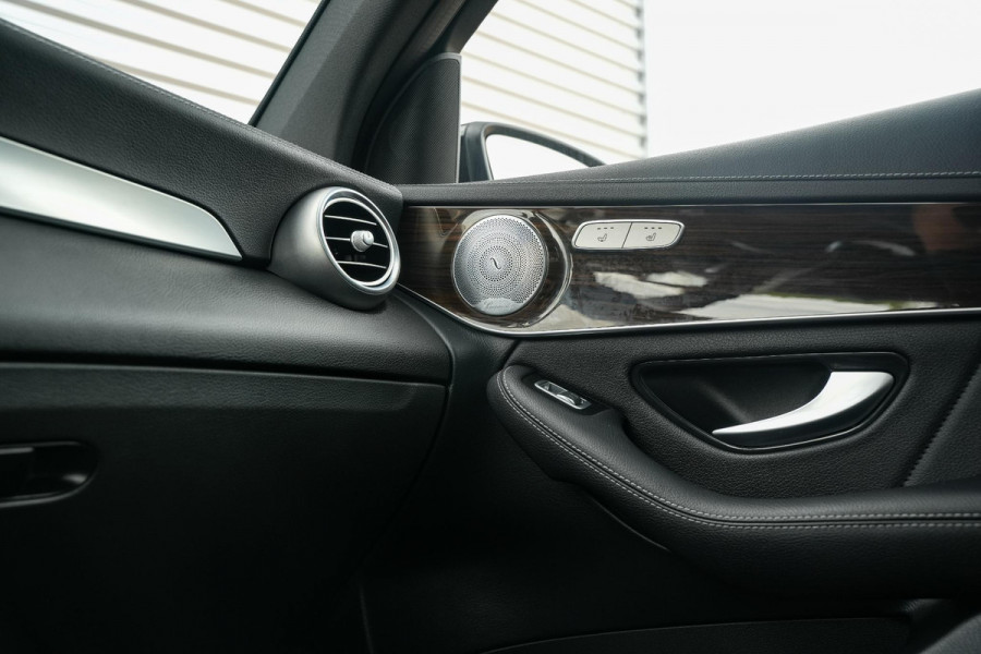 Mercedes-Benz GLC 200 Business Solution AMG Burmester Camera Stoelvent Keyless Trekhaak! Navigatie Cruise Leer Virtual Dash