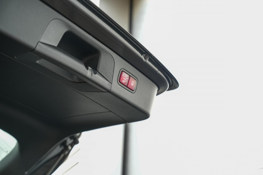 Mercedes-Benz GLC 200 Business Solution AMG Burmester Camera Stoelvent Keyless Trekhaak! Navigatie Cruise Leer Virtual Dash