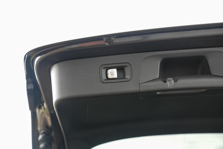 Mercedes-Benz GLC 200 Business Solution AMG Burmester Camera Stoelvent Keyless Trekhaak! Navigatie Cruise Leer Virtual Dash