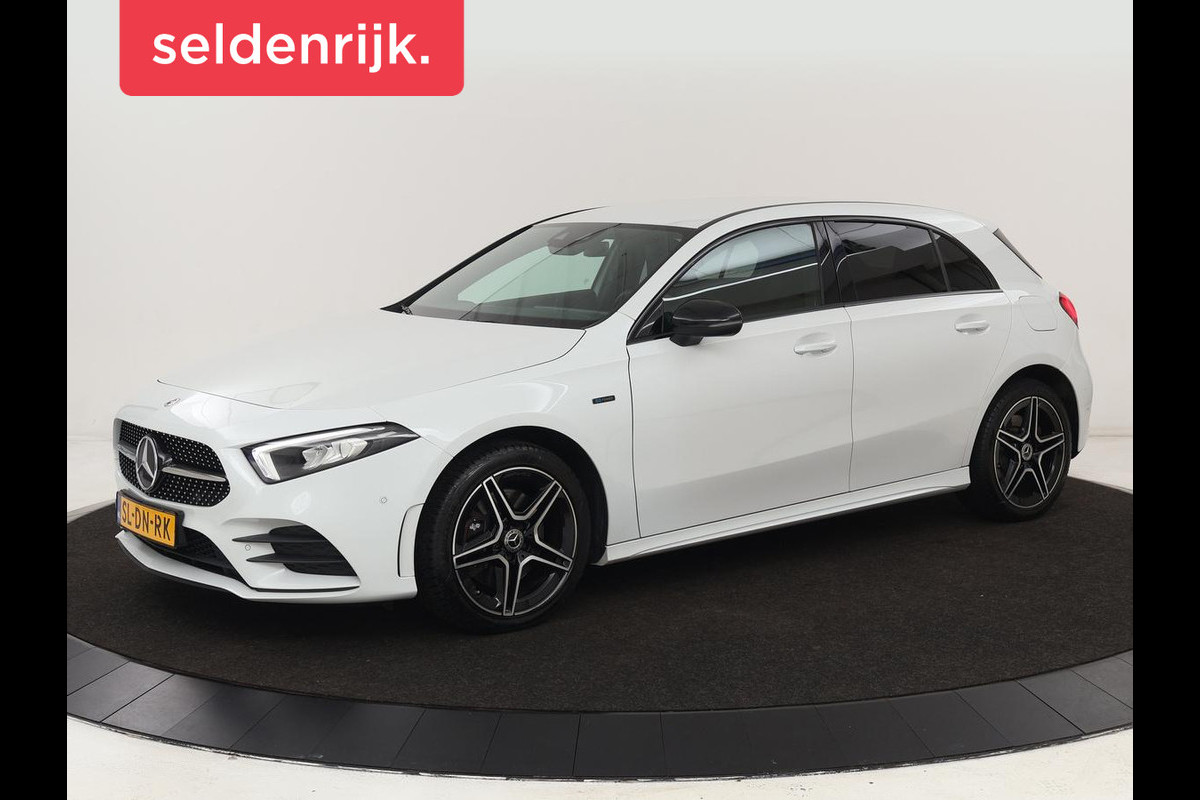 Mercedes-Benz A-Klasse 250e AMG Night | Stoelverwarming | Camera | Sfeerverlichting | Leder/Alcantara | Park Assist | Navigatie | Widescreen | Full LED | PHEV | Plug In Mercedes-Benz A-Klasse 250e AMG Night | Stoelverwarming | Camera | Sfeerverlichting | Leder/Alcantara | Park Assist | Navigatie | Widescreen | Full LED | PHEV | Plug In