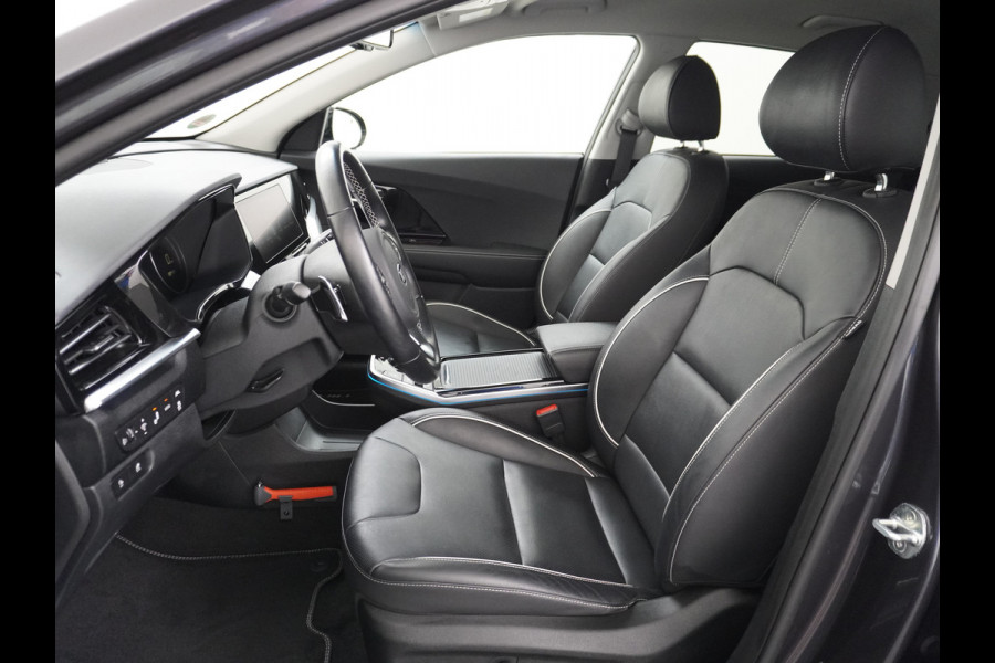 Kia e-Niro 64kWh 204PK Leder ExecutiveLine Adap.Cruise JBL®-Sound Navi Ecc Apple Carplay/Android Auto DAB Stoelverwarming+Ventilatie+Memory Warmtepomp Stuurverwarming Bluetooth Led Lmv Rijstrooksensor Origineel Nederlandse Auto Dealeronderhouden 48.000 nieuw! 1e Eigenaar