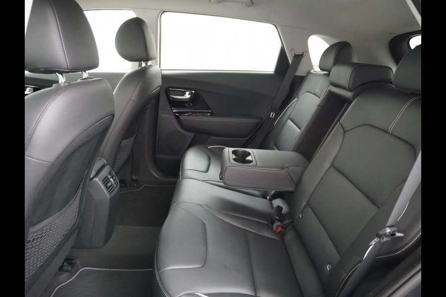Kia e-Niro 64kWh 204PK Leder ExecutiveLine Adap.Cruise JBL®-Sound Navi Ecc Apple Carplay/Android Auto DAB Stoelverwarming+Ventilatie+Memory Warmtepomp Stuurverwarming Bluetooth Led Lmv Rijstrooksensor Origineel Nederlandse Auto Dealeronderhouden 48.000 nieuw! 1e Eigenaar
