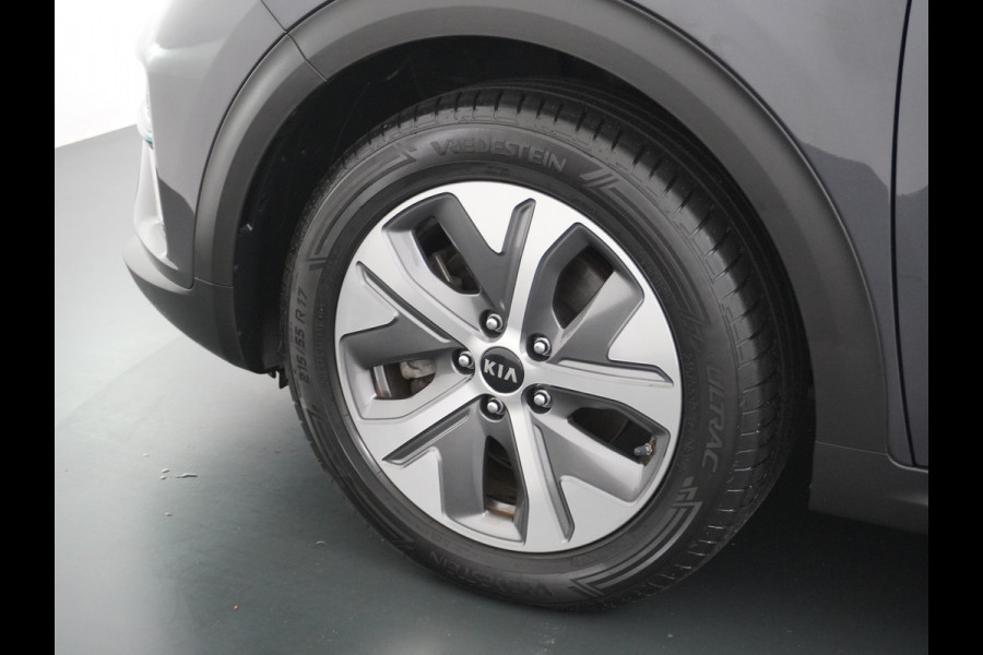 Kia e-Niro 64kWh 204PK Leder ExecutiveLine Adap.Cruise JBL®-Sound Navi Ecc Apple Carplay/Android Auto DAB Stoelverwarming+Ventilatie+Memory Warmtepomp Stuurverwarming Bluetooth Led Lmv Rijstrooksensor Origineel Nederlandse Auto Dealeronderhouden 48.000 nieuw! 1e Eigenaar