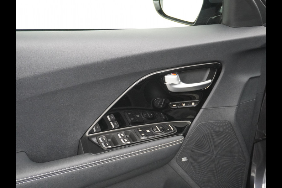 Kia e-Niro 64kWh 204PK Leder ExecutiveLine Adap.Cruise JBL®-Sound Navi Ecc Apple Carplay/Android Auto DAB Stoelverwarming+Ventilatie+Memory Warmtepomp Stuurverwarming Bluetooth Led Lmv Rijstrooksensor Origineel Nederlandse Auto Dealeronderhouden 48.000 nieuw! 1e Eigenaar