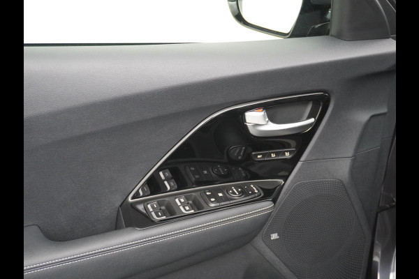 Kia e-Niro 64kWh 204PK Leder ExecutiveLine Adap.Cruise JBL®-Sound Navi Ecc Apple Carplay/Android Auto DAB Stoelverwarming+Ventilatie+Memory Warmtepomp Stuurverwarming Bluetooth Led Lmv Rijstrooksensor Origineel Nederlandse Auto Dealeronderhouden 48.000 nieuw! 1e Eigenaar