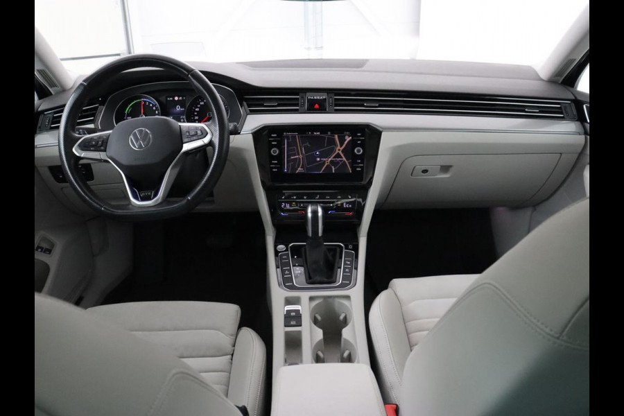 Volkswagen Passat 1.4 TSI PHEV GTE | Panoramadak | Head-Up | 360 Camera | Trekhaak | Stoelverwarming | Matrix LED | Adaptive cruise | Carplay | Navigatie | Leder/Alcantara | Plug In