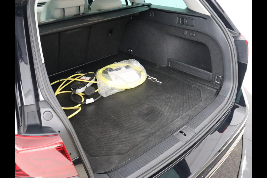 Volkswagen Passat 1.4 TSI PHEV GTE | Panoramadak | Head-Up | 360 Camera | Trekhaak | Stoelverwarming | Matrix LED | Adaptive cruise | Carplay | Navigatie | Leder/Alcantara | Plug In