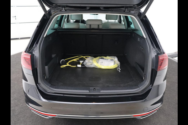 Volkswagen Passat 1.4 TSI PHEV GTE | Panoramadak | Head-Up | 360 Camera | Trekhaak | Stoelverwarming | Matrix LED | Adaptive cruise | Carplay | Navigatie | Leder/Alcantara | Plug In