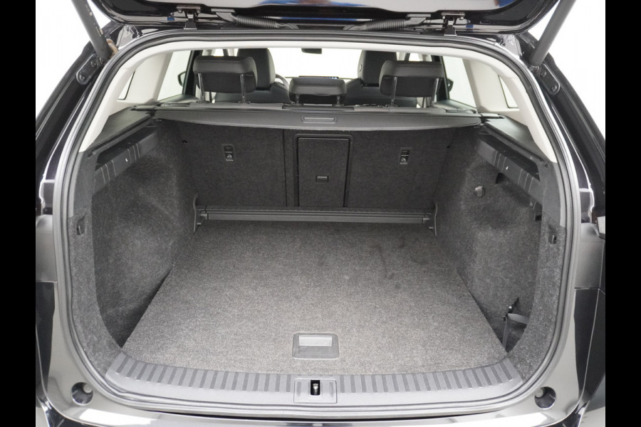 Škoda ENYAQ iV 60 180pk Trekhaak Apple Carplay Android Adap.Cruise Camera Navi Led-Matrix Lmv 19" PDC- 3-zone-Ecc Stoel+Bank-Verwarmd Keyless Stuurverwarming Voorruitverwarming Privacy Glas Rijstrooksensor met correctie 1e Eigenaar Nieuwprijs €48.865,- Trekgewicht 1.000kg Accu-Garantie tot 29-10-2029 /160dkm