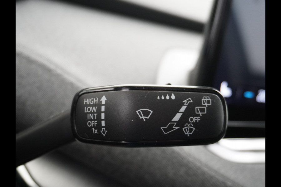 Škoda ENYAQ iV 60 180pk Trekhaak Apple Carplay Android Adap.Cruise Camera Navi Led-Matrix Lmv 19" PDC- 3-zone-Ecc Stoel+Bank-Verwarmd Keyless Stuurverwarming Voorruitverwarming Privacy Glas Rijstrooksensor met correctie 1e Eigenaar Nieuwprijs €48.865,- Trekgewicht 1.000kg Accu-Garantie tot 29-10-2029 /160dkm