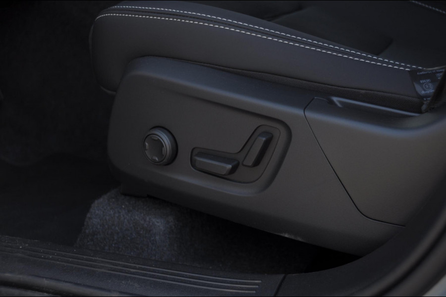 Volvo XC40 B4 211PK Automaat Plus Dark / Adaptive cruise control / Elektrische stoelen / Harman Kardon audio / Pilot assist / BLIS / Stoel en stuur verwarming / Elektrische achterklep / Parkeersensoren met camera / Google infotainment
