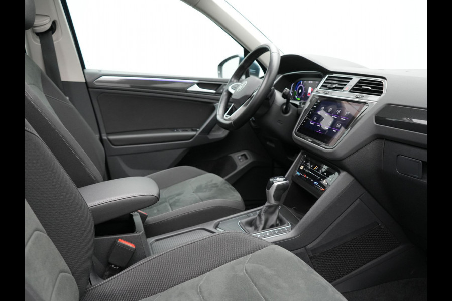 Volkswagen Tiguan 1.4 TSI eHybrid Elegance Plug in Hybrid 245pk Dealer O.H PHEV | Trekhaak Af Fabriek | Panodak | Adaptive Cruise | IQ Light | 360 Camera | Alcantara Sportstoelen Verwarmd | Keyless | Navigatie| Apple Carplay | Blis | Virtual | DAB |
