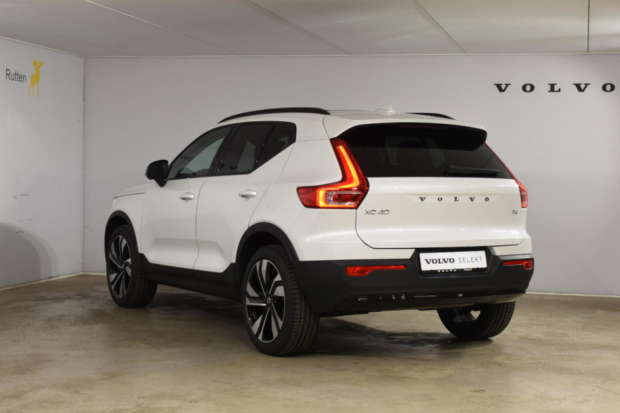 Volvo XC40 B4 211PK Automaat Ultimate Dark / Adaptieve Cruisecontrol / Elektr. schuifdak / Leer / Stoelverwarming / Stuurverwarming / Elektrische Stoelen / Elektr. achterklep / Harman Kardon / 360 graden camera /20" velgen / Verwarmbare voorruit