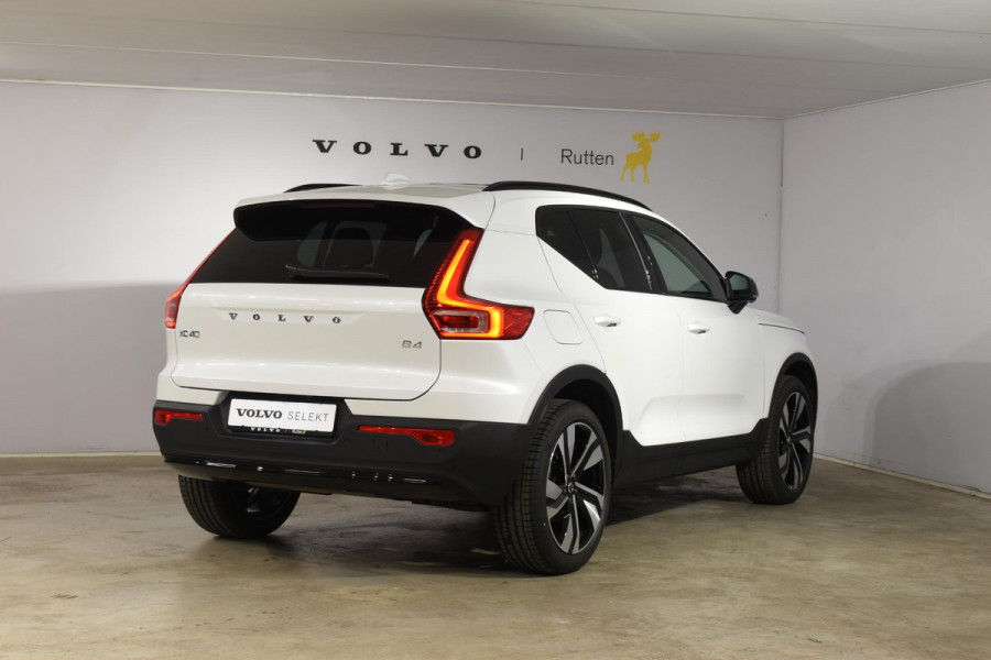 Volvo XC40 B4 211PK Automaat Ultimate Dark / Adaptieve Cruisecontrol / Elektr. schuifdak / Leer / Stoelverwarming / Stuurverwarming / Elektrische Stoelen / Elektr. achterklep / Harman Kardon / 360 graden camera /20" velgen / Verwarmbare voorruit