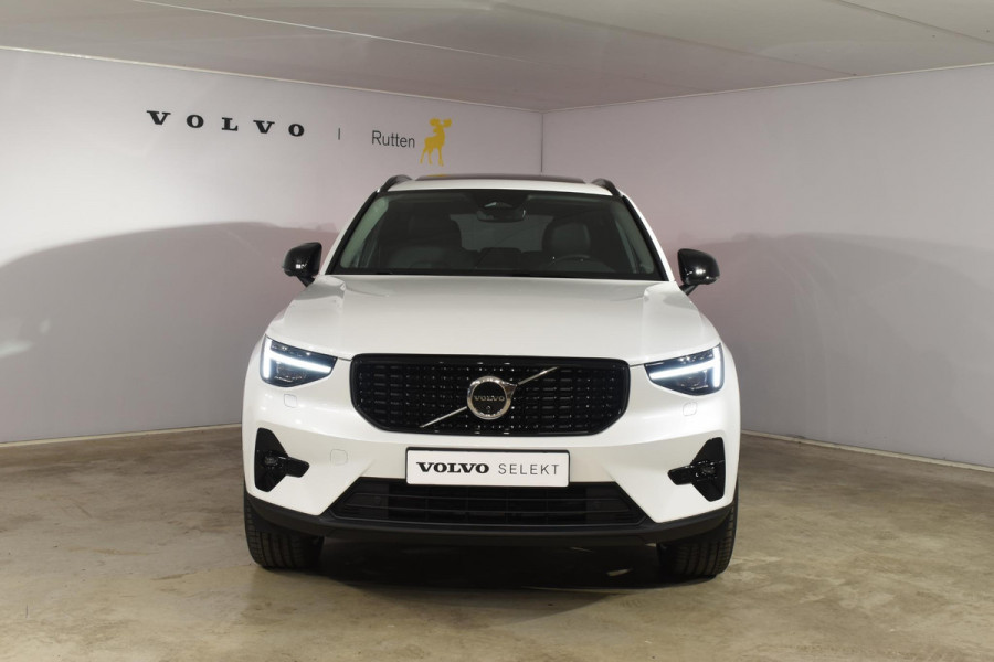 Volvo XC40 B4 211PK Automaat Ultimate Dark / Adaptieve Cruisecontrol / Elektr. schuifdak / Leer / Stoelverwarming / Stuurverwarming / Elektrische Stoelen / Elektr. achterklep / Harman Kardon / 360 graden camera /20" velgen / Verwarmbare voorruit