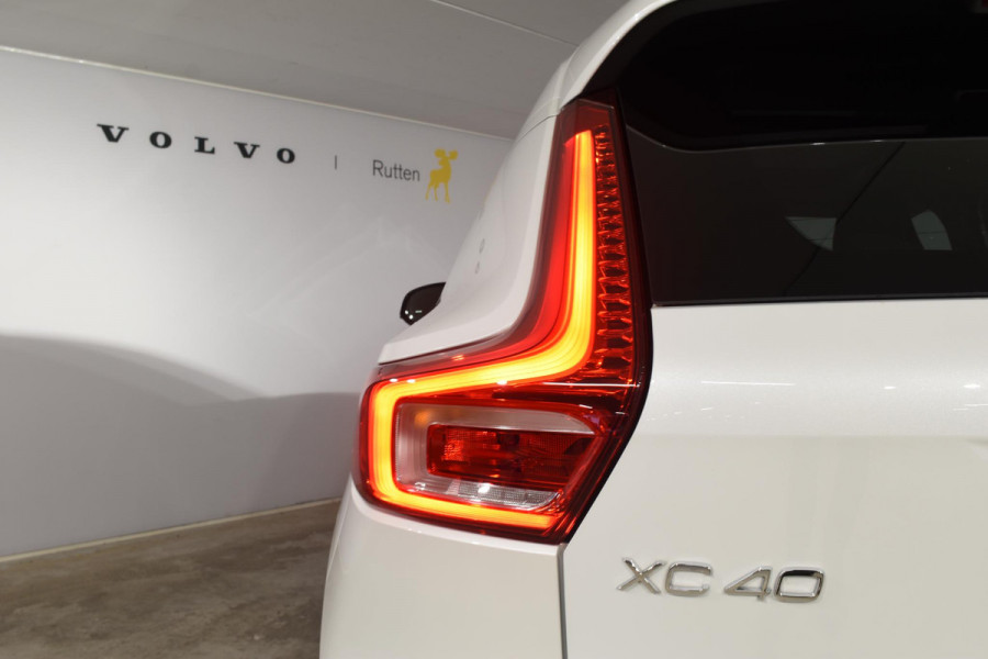 Volvo XC40 B4 211PK Automaat Ultimate Dark / Adaptieve Cruisecontrol / Elektr. schuifdak / Leer / Stoelverwarming / Stuurverwarming / Elektrische Stoelen / Elektr. achterklep / Harman Kardon / 360 graden camera /20" velgen / Verwarmbare voorruit
