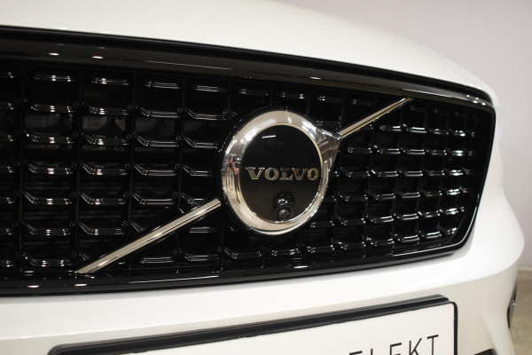Volvo XC40 B4 211PK Automaat Ultimate Dark / Adaptieve Cruisecontrol / Elektr. schuifdak / Leer / Stoelverwarming / Stuurverwarming / Elektrische Stoelen / Elektr. achterklep / Harman Kardon / 360 graden camera /20" velgen / Verwarmbare voorruit
