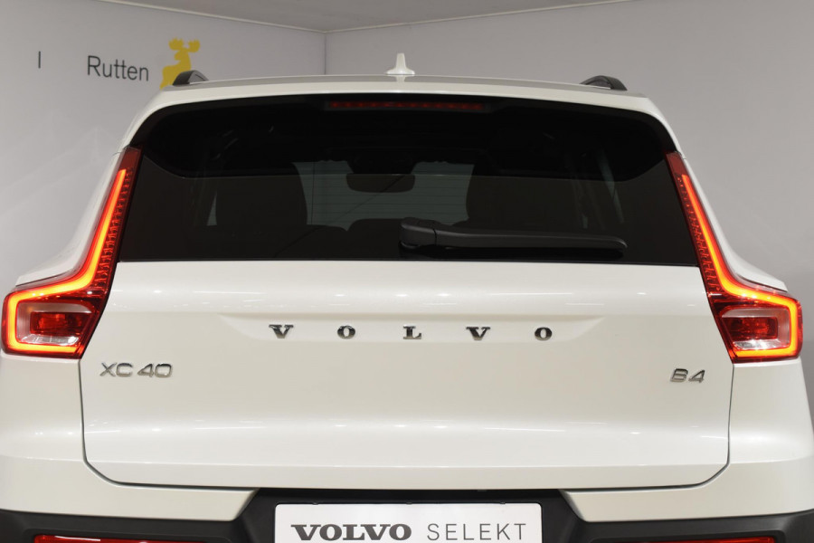 Volvo XC40 B4 211PK Automaat Ultimate Dark / Adaptieve Cruisecontrol / Elektr. schuifdak / Leer / Stoelverwarming / Stuurverwarming / Elektrische Stoelen / Elektr. achterklep / Harman Kardon / 360 graden camera /20" velgen / Verwarmbare voorruit