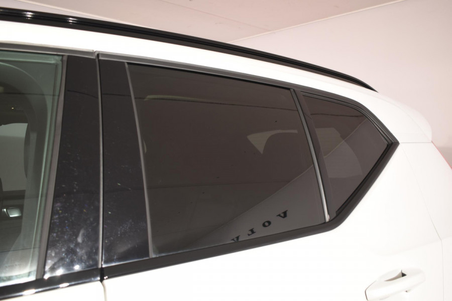 Volvo XC40 B4 211PK Automaat Ultimate Dark / Adaptieve Cruisecontrol / Elektr. schuifdak / Leer / Stoelverwarming / Stuurverwarming / Elektrische Stoelen / Elektr. achterklep / Harman Kardon / 360 graden camera /20" velgen / Verwarmbare voorruit