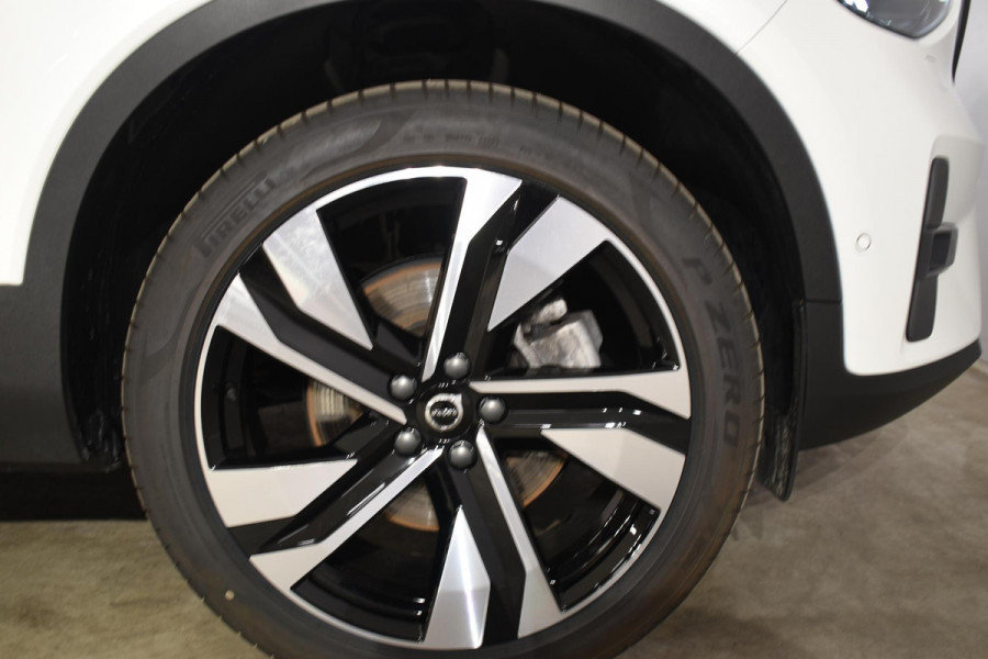 Volvo XC40 B4 211PK Automaat Ultimate Dark / Adaptieve Cruisecontrol / Elektr. schuifdak / Leer / Stoelverwarming / Stuurverwarming / Elektrische Stoelen / Elektr. achterklep / Harman Kardon / 360 graden camera /20" velgen / Verwarmbare voorruit