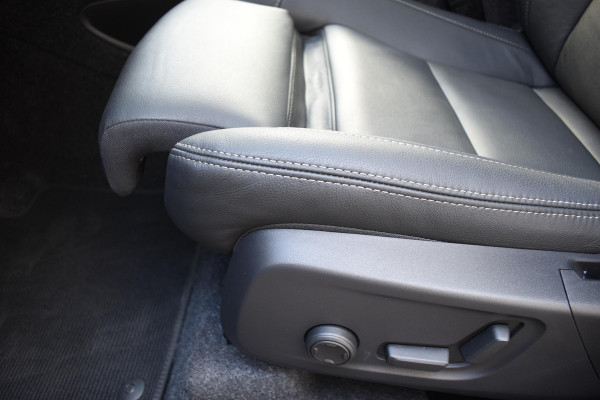 Volvo XC40 B4 211PK Automaat Ultimate Dark / Adaptieve Cruisecontrol / Elektr. schuifdak / Leer / Stoelverwarming / Stuurverwarming / Elektrische Stoelen / Elektr. achterklep / Harman Kardon / 360 graden camera /20" velgen / Verwarmbare voorruit