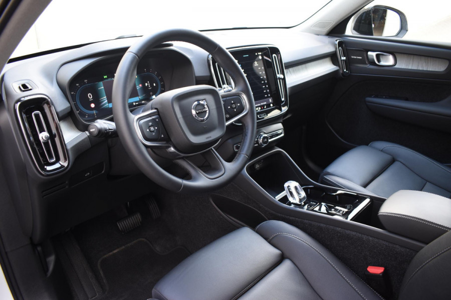 Volvo XC40 B4 211PK Automaat Ultimate Dark / Adaptieve Cruisecontrol / Elektr. schuifdak / Leer / Stoelverwarming / Stuurverwarming / Elektrische Stoelen / Elektr. achterklep / Harman Kardon / 360 graden camera /20" velgen / Verwarmbare voorruit