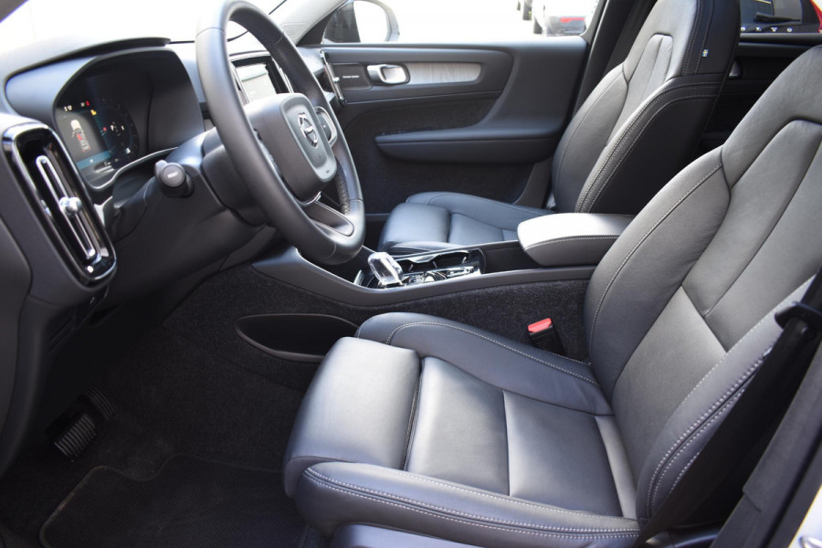 Volvo XC40 B4 211PK Automaat Ultimate Dark / Adaptieve Cruisecontrol / Elektr. schuifdak / Leer / Stoelverwarming / Stuurverwarming / Elektrische Stoelen / Elektr. achterklep / Harman Kardon / 360 graden camera /20" velgen / Verwarmbare voorruit