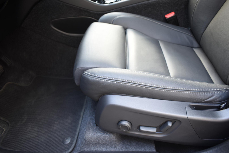 Volvo XC40 B4 211PK Automaat Ultimate Dark / Adaptieve Cruisecontrol / Elektr. schuifdak / Leer / Stoelverwarming / Stuurverwarming / Elektrische Stoelen / Elektr. achterklep / Harman Kardon / 360 graden camera /20" velgen / Verwarmbare voorruit