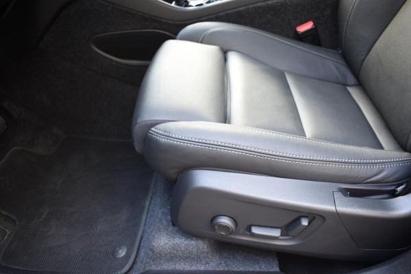 Volvo XC40 B4 211PK Automaat Ultimate Dark / Adaptieve Cruisecontrol / Elektr. schuifdak / Leer / Stoelverwarming / Stuurverwarming / Elektrische Stoelen / Elektr. achterklep / Harman Kardon / 360 graden camera /20" velgen / Verwarmbare voorruit