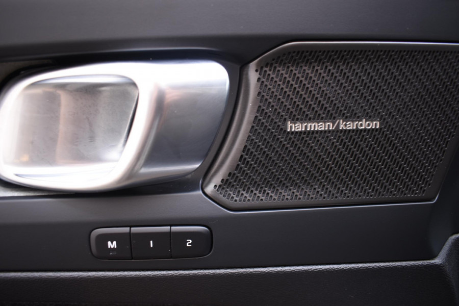 Volvo XC40 B4 211PK Automaat Ultimate Dark / Adaptieve Cruisecontrol / Elektr. schuifdak / Leer / Stoelverwarming / Stuurverwarming / Elektrische Stoelen / Elektr. achterklep / Harman Kardon / 360 graden camera /20" velgen / Verwarmbare voorruit