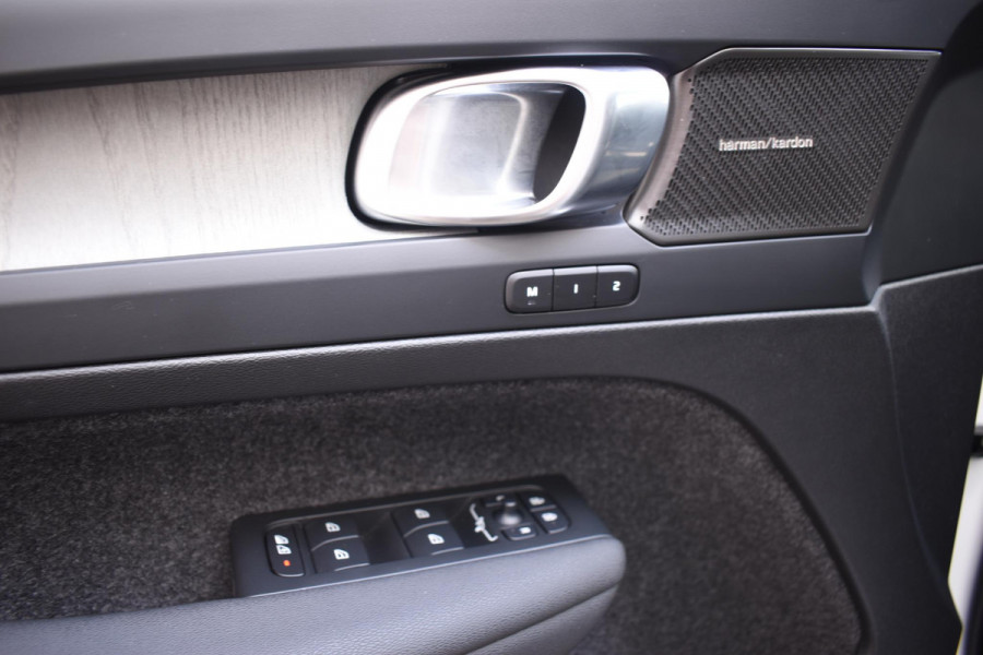 Volvo XC40 B4 211PK Automaat Ultimate Dark / Adaptieve Cruisecontrol / Elektr. schuifdak / Leer / Stoelverwarming / Stuurverwarming / Elektrische Stoelen / Elektr. achterklep / Harman Kardon / 360 graden camera /20" velgen / Verwarmbare voorruit