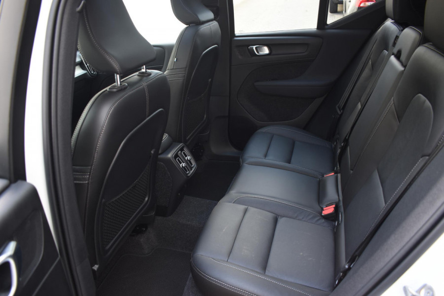 Volvo XC40 B4 211PK Automaat Ultimate Dark / Adaptieve Cruisecontrol / Elektr. schuifdak / Leer / Stoelverwarming / Stuurverwarming / Elektrische Stoelen / Elektr. achterklep / Harman Kardon / 360 graden camera /20" velgen / Verwarmbare voorruit