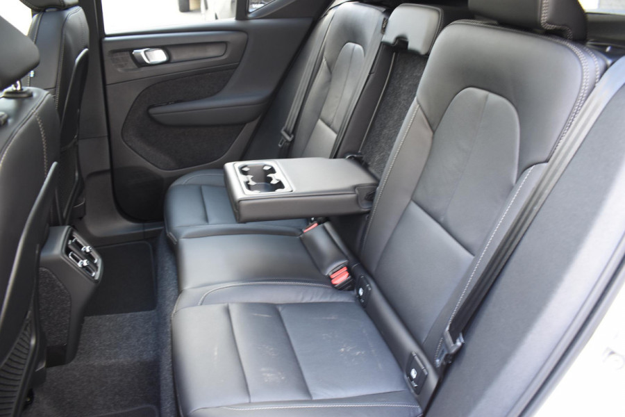 Volvo XC40 B4 211PK Automaat Ultimate Dark / Adaptieve Cruisecontrol / Elektr. schuifdak / Leer / Stoelverwarming / Stuurverwarming / Elektrische Stoelen / Elektr. achterklep / Harman Kardon / 360 graden camera /20" velgen / Verwarmbare voorruit