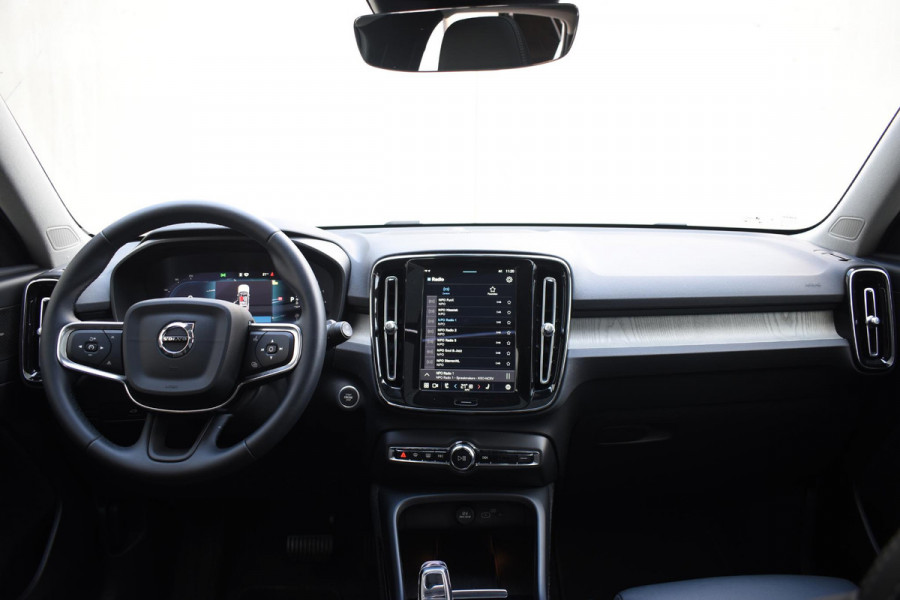 Volvo XC40 B4 211PK Automaat Ultimate Dark / Adaptieve Cruisecontrol / Elektr. schuifdak / Leer / Stoelverwarming / Stuurverwarming / Elektrische Stoelen / Elektr. achterklep / Harman Kardon / 360 graden camera /20" velgen / Verwarmbare voorruit