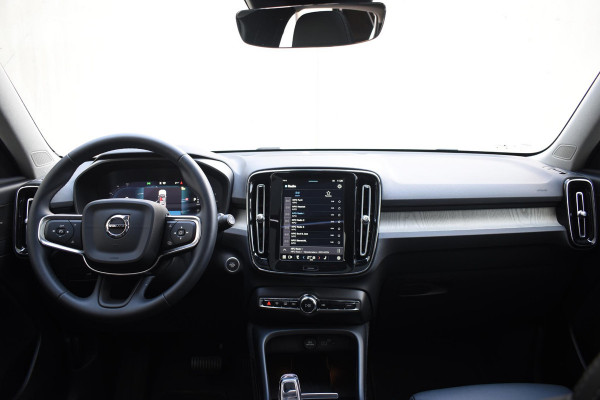 Volvo XC40 B4 211PK Automaat Ultimate Dark / Adaptieve Cruisecontrol / Elektr. schuifdak / Leer / Stoelverwarming / Stuurverwarming / Elektrische Stoelen / Elektr. achterklep / Harman Kardon / 360 graden camera /20" velgen / Verwarmbare voorruit