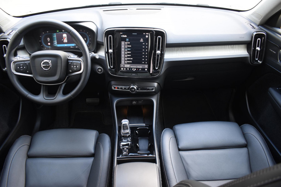 Volvo XC40 B4 211PK Automaat Ultimate Dark / Adaptieve Cruisecontrol / Elektr. schuifdak / Leer / Stoelverwarming / Stuurverwarming / Elektrische Stoelen / Elektr. achterklep / Harman Kardon / 360 graden camera /20" velgen / Verwarmbare voorruit