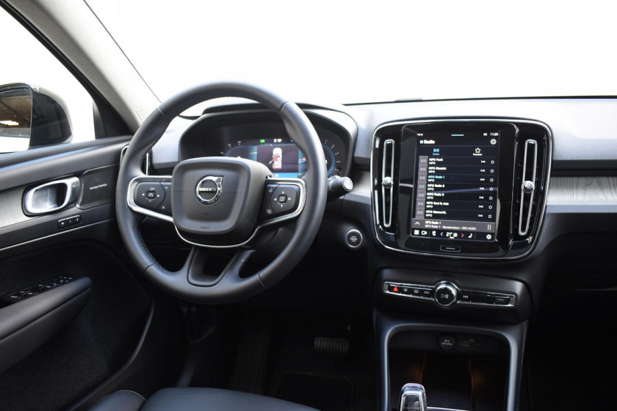 Volvo XC40 B4 211PK Automaat Ultimate Dark / Adaptieve Cruisecontrol / Elektr. schuifdak / Leer / Stoelverwarming / Stuurverwarming / Elektrische Stoelen / Elektr. achterklep / Harman Kardon / 360 graden camera /20" velgen / Verwarmbare voorruit
