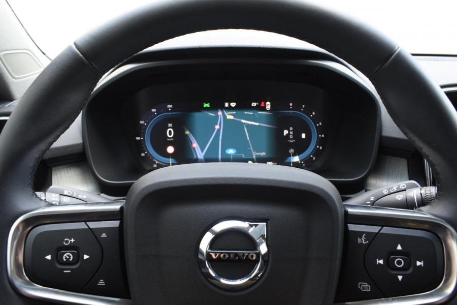 Volvo XC40 B4 211PK Automaat Ultimate Dark / Adaptieve Cruisecontrol / Elektr. schuifdak / Leer / Stoelverwarming / Stuurverwarming / Elektrische Stoelen / Elektr. achterklep / Harman Kardon / 360 graden camera /20" velgen / Verwarmbare voorruit