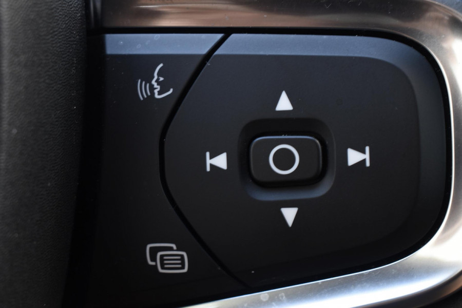 Volvo XC40 B4 211PK Automaat Ultimate Dark / Adaptieve Cruisecontrol / Elektr. schuifdak / Leer / Stoelverwarming / Stuurverwarming / Elektrische Stoelen / Elektr. achterklep / Harman Kardon / 360 graden camera /20" velgen / Verwarmbare voorruit