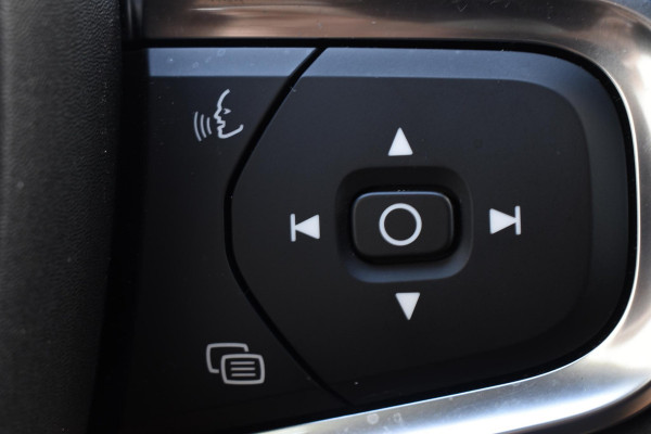 Volvo XC40 B4 211PK Automaat Ultimate Dark / Adaptieve Cruisecontrol / Elektr. schuifdak / Leer / Stoelverwarming / Stuurverwarming / Elektrische Stoelen / Elektr. achterklep / Harman Kardon / 360 graden camera /20" velgen / Verwarmbare voorruit