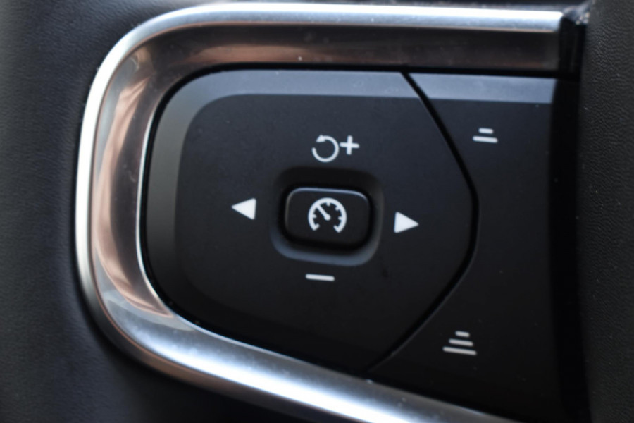 Volvo XC40 B4 211PK Automaat Ultimate Dark / Adaptieve Cruisecontrol / Elektr. schuifdak / Leer / Stoelverwarming / Stuurverwarming / Elektrische Stoelen / Elektr. achterklep / Harman Kardon / 360 graden camera /20" velgen / Verwarmbare voorruit