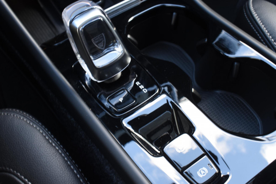 Volvo XC40 B4 211PK Automaat Ultimate Dark / Adaptieve Cruisecontrol / Elektr. schuifdak / Leer / Stoelverwarming / Stuurverwarming / Elektrische Stoelen / Elektr. achterklep / Harman Kardon / 360 graden camera /20" velgen / Verwarmbare voorruit