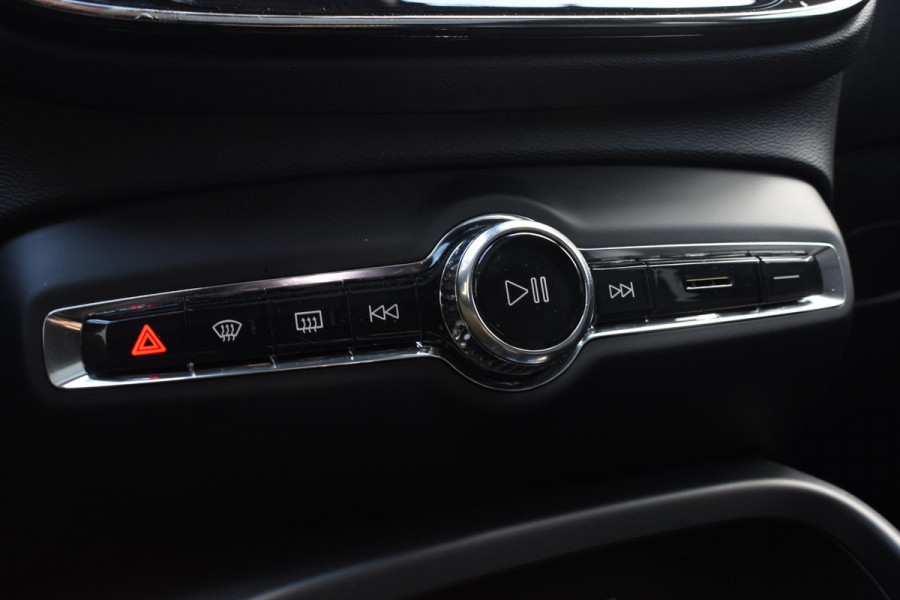 Volvo XC40 B4 211PK Automaat Ultimate Dark / Adaptieve Cruisecontrol / Elektr. schuifdak / Leer / Stoelverwarming / Stuurverwarming / Elektrische Stoelen / Elektr. achterklep / Harman Kardon / 360 graden camera /20" velgen / Verwarmbare voorruit