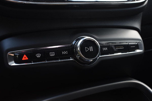 Volvo XC40 B4 211PK Automaat Ultimate Dark / Adaptieve Cruisecontrol / Elektr. schuifdak / Leer / Stoelverwarming / Stuurverwarming / Elektrische Stoelen / Elektr. achterklep / Harman Kardon / 360 graden camera /20" velgen / Verwarmbare voorruit