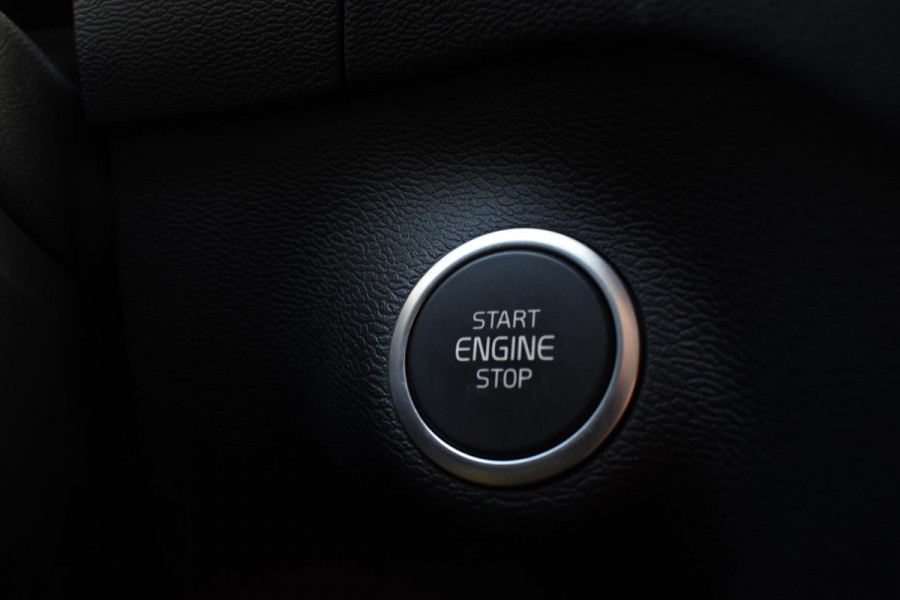 Volvo XC40 B4 211PK Automaat Ultimate Dark / Adaptieve Cruisecontrol / Elektr. schuifdak / Leer / Stoelverwarming / Stuurverwarming / Elektrische Stoelen / Elektr. achterklep / Harman Kardon / 360 graden camera /20" velgen / Verwarmbare voorruit