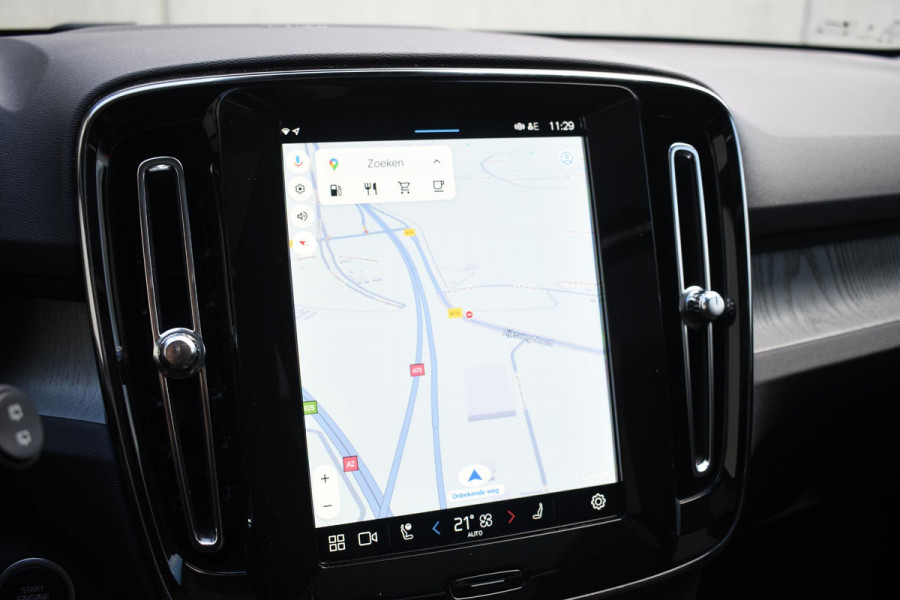 Volvo XC40 B4 211PK Automaat Ultimate Dark / Adaptieve Cruisecontrol / Elektr. schuifdak / Leer / Stoelverwarming / Stuurverwarming / Elektrische Stoelen / Elektr. achterklep / Harman Kardon / 360 graden camera /20" velgen / Verwarmbare voorruit