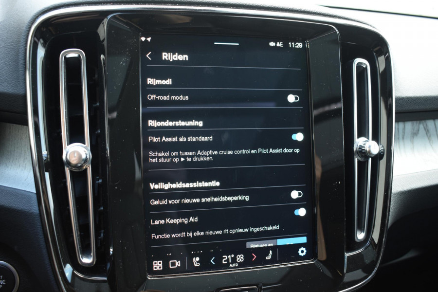 Volvo XC40 B4 211PK Automaat Ultimate Dark / Adaptieve Cruisecontrol / Elektr. schuifdak / Leer / Stoelverwarming / Stuurverwarming / Elektrische Stoelen / Elektr. achterklep / Harman Kardon / 360 graden camera /20" velgen / Verwarmbare voorruit